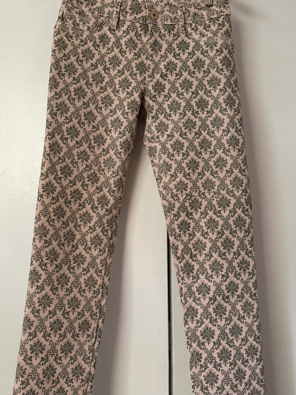 DL1961 White Skinny Pants with Gray Damask Print